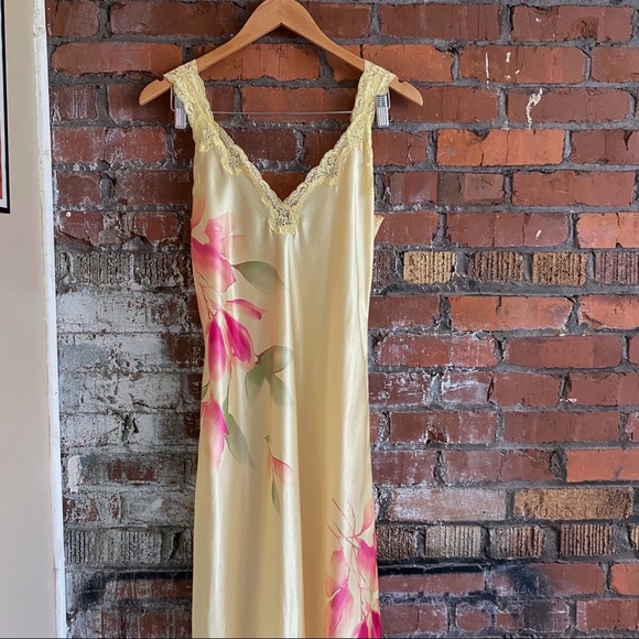 Rare Daisy Yellow Matching Lingerie Set Gown & Robe with Watercolor Floral Print - Picture 8 of 10